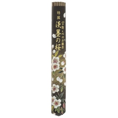 Embalagem preta com flores brancas e texto japonês dourado