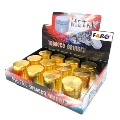Caixa com trituradores metálicos dourados para tabaco