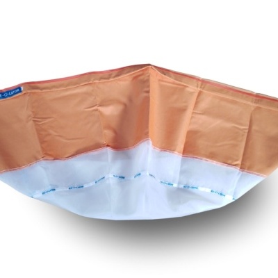 Bolsa de tecido castanho e branco com etiqueta ICE-D-LATOR