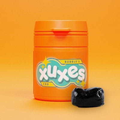 Frasco orange com rótulo BUBBLE'S xuxes CBD e doce preto.