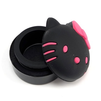 Estojo redondo preto com tampa em forma de cabeça de gato com detalhes rosa aberto