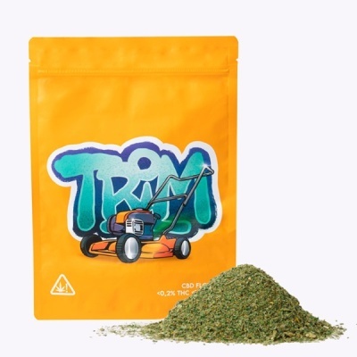 Saco amarelo com imagem de corta-relva e texto TRIM, produto em pó verde ao lado