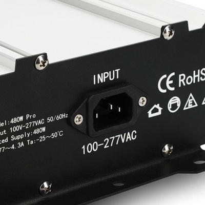 Fonte de alimentação metálica preta com entrada elétrica e indicações técnicas