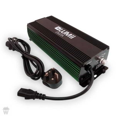 Carregador LUMii DC4IR preto e verde com cabos elétricos em fundo branco
