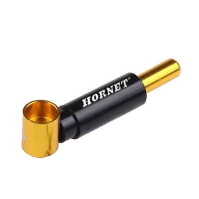 Cachimbo preto com tampa dourada e texto HORNET