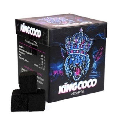 Caixa preta com ilustração de leão azul com coroa e texto KING COCO ao lado de carvão em cubos