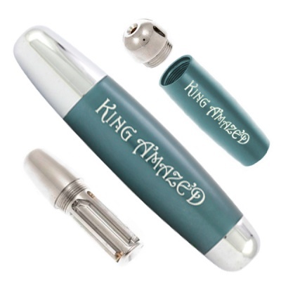 Conjunto de peças tubulares azul e prateadas com texto KING AMAZED