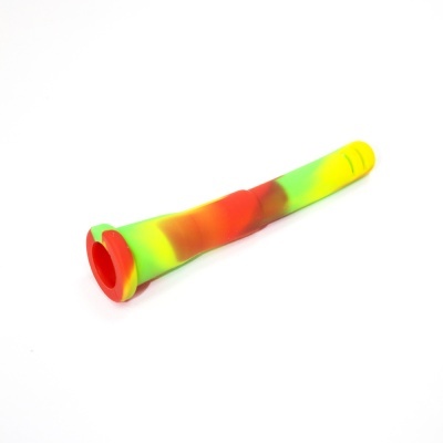 Piteira para cigarro colorida em silicone sobre fundo branco