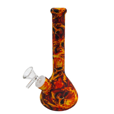 Bong de vidro com padrão de caveiras em chamas em cores laranja, vermelho e amarelo