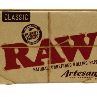 Pacote de papel de fumar RAW Classic Artesano castanho com texto vermelho e preto