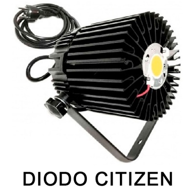 Luz LED industrial preta com dissipador de calor e cabo