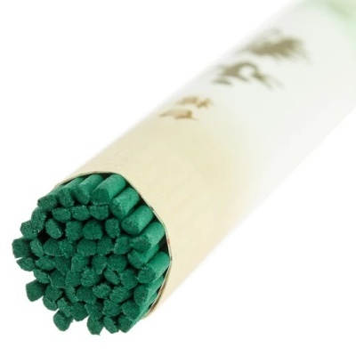 Vareta de incenso verde em embalagem de papel