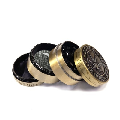Triturador metálico dourado com tampa em relevo e rede de malha