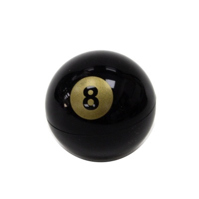 Bola de bilhar preta número 8 em fundo branco