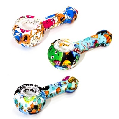 Três cachimbos de vidro coloridos com padrões de desenhos animados sobre fundo branco