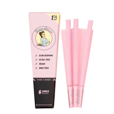Conjunto de cones de papel cor-de-rosa ao lado de embalagem rosa e preta com texto em inglês