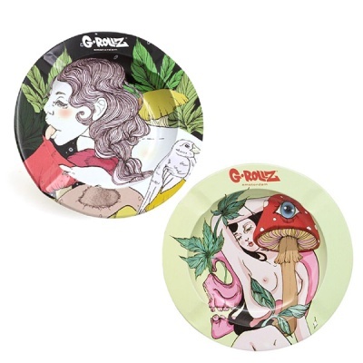 Duas bandejas redondas decorativas com ilustrações coloridas de pessoas e elementos naturais