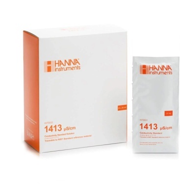 Embalagem e saco branco com texto laranja Hanna Instruments e indicação 1413 µS/cm.