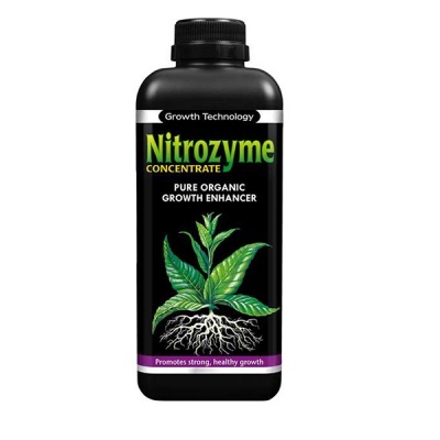 Frasco preto de Nitrozyme Concentrate com rótulo verde e branco mostrando planta e texto