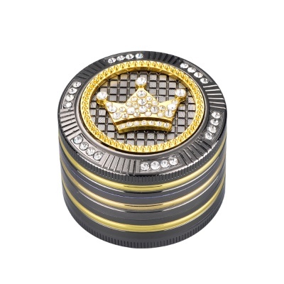 Triturador preto e dourado com detalhes brilhantes e coroa