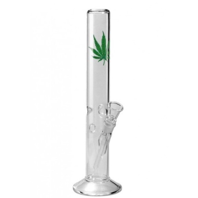 Bong de vidro transparente com folha de cannabis verde