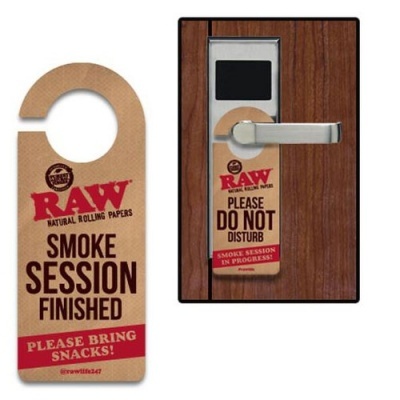 Pendurar de porta RAW com texto sobre sessão de fumo, colocado numa porta de madeira.
