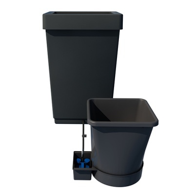 vasos pretos de plástico com suporte metálico e compartimento azul para água