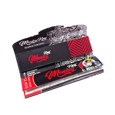 Embalagem de folhas para enrolar tabaco Monkey King com design preto, vermelho e branco, texto e imagem de macaco astronauta