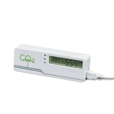 Medidor digital branco de CO2 com ecrã LCD e cabo USB.