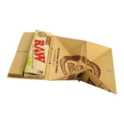 Carteira em papel kraft com maço de papel RAW para enrolar