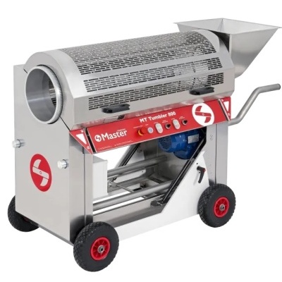 Máquina industrial metálica cinza com painel vermelho e rodas pretas e vermelhas