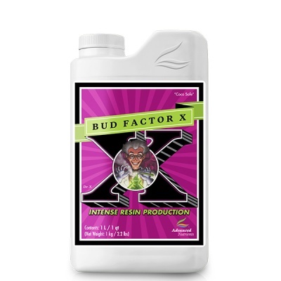 Frasco branco com rótulo cor-de-rosa e verde e texto Bud Factor X