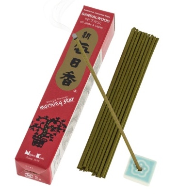 Caixa vermelha de incenso Sandalwood com 50 varetas verdes e suporte quadrado branco e azul.