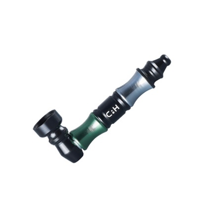 Pipeta de metal preta, verde e cinza com inscrição :C:H sobre fundo branco