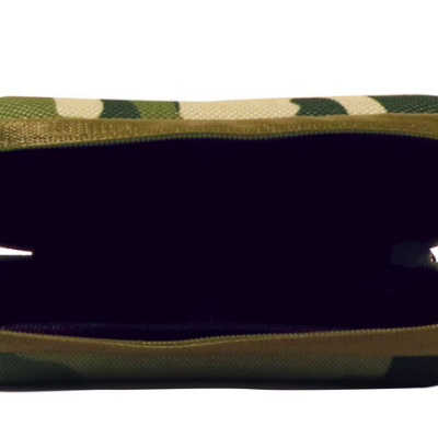 Estojo rígido camuflado aberto com interior preto