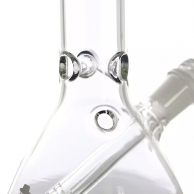 Objeto de vidro transparente com tubo lateral e texto HEISENBERG