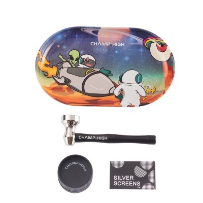 Conjunto com tabuleiro ilustrado, cachimbo preto, caixa preta e pacote SILVER SCREENS.