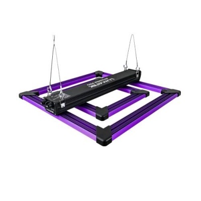 Luminária de cultivo indoor retangular com estrutura roxa e painel preto suspenso