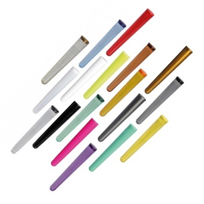 Tubos de vidro coloridos variados sobre fundo branco