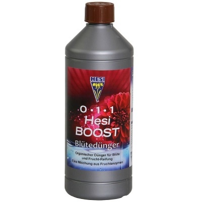 Frasco de fertilizante líquido Hesi Boost com rótulo vermelho e flor vermelha