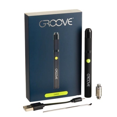 Conjunto Groove com caneta preta e botão amarelo, caixa azul, cabo USB e acessórios metálicos
