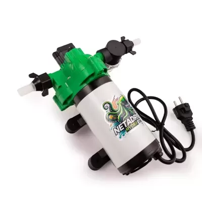 Bomba elétrica com corpo branco, plástico verde e preto, cabo com ficha de dois pinos e etiqueta colorida