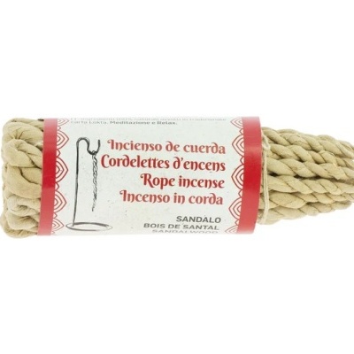 Incenso de corda trançada bege com rótulo branco e vermelho