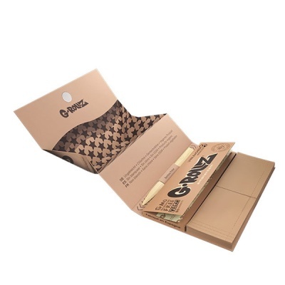 Pacote aberto de papel para enrolar da marca G-ROLLZ castanho claro com padrões e texto