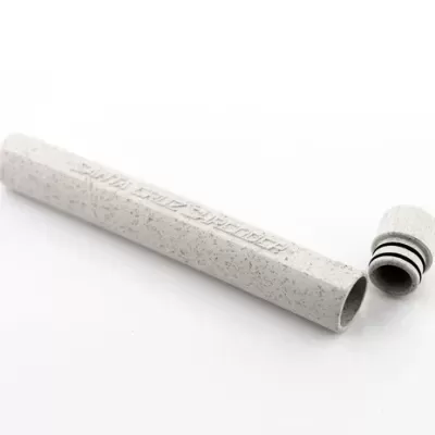 Tubo cilíndrico branco com tampo removido e textura rugosa