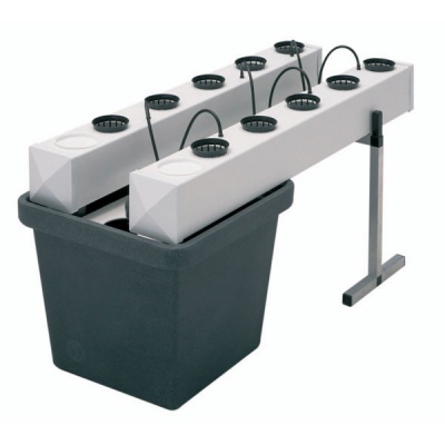 Sistema hidropónico com tubos brancos e recipiente preto