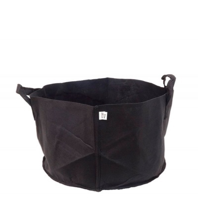 Cesto redondo de tecido preto com alças laterais e etiqueta branca