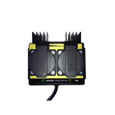 Tomada dupla preta com tampa e dissipadores de calor