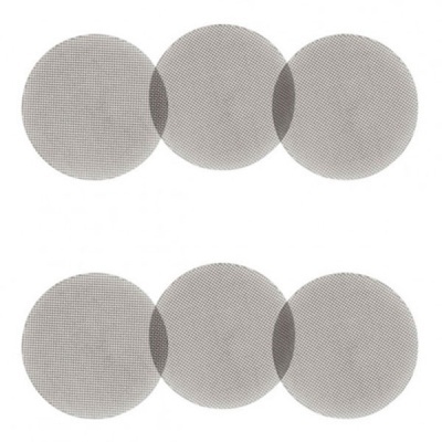 Seis círculos metálicos de malha fina em fundo branco