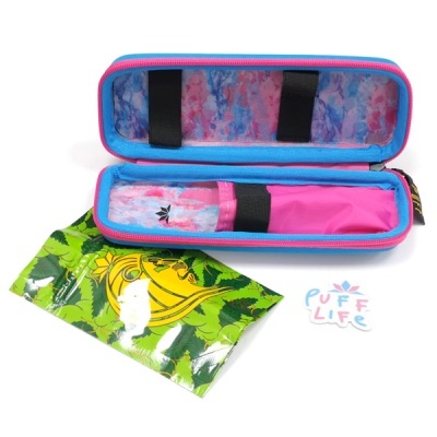 Estojo azul e rosa aberto com interior estampado, saco verde com padrão de folhas e autocolante PUFF LIFE